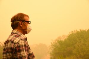 man-wearing-N95-mask-outside-in-smoke